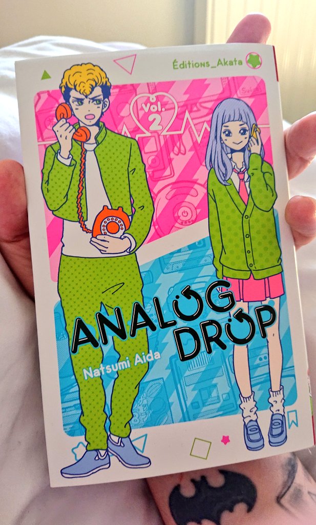 Naka_manga's tweet photo. Petit instant fouillage de PAL pour boucler ENFIN #AnalogDrop de chez @AKATAmanga!
Un manga bien golerie et qui fleur bon les années 80! 😁 Deux tomes, juste bien. https://t.co/UHMRpdVcRi