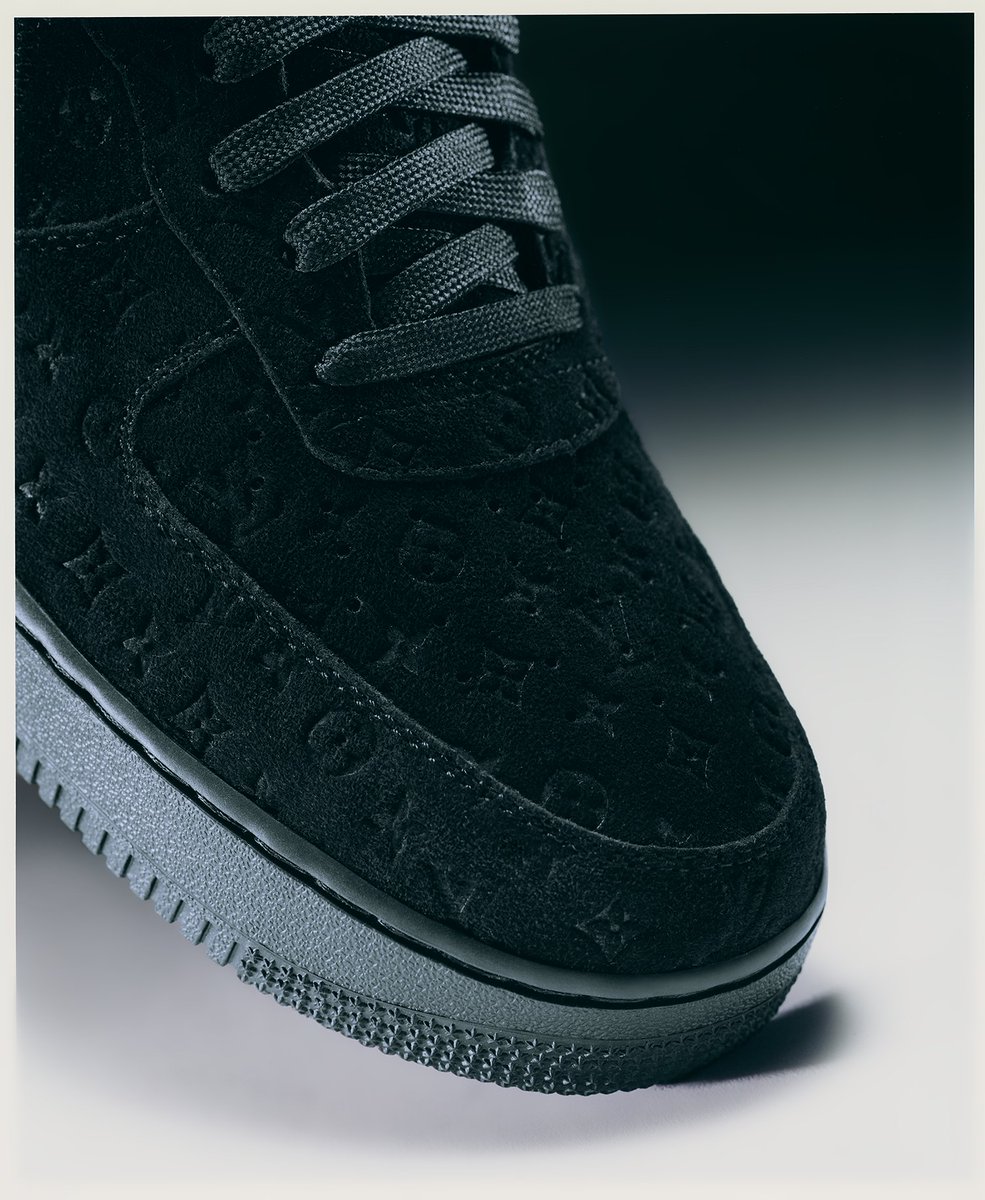 brendandunne's tweet photo. Louis Vuitton x Nike Air Force 1s by Virgil Abloh will retail at €2,000 for the lows and €2,500 for the mids in sizes 3.5 to 18. Nine colorways will release online in June, with early access going to LV “community members.” https://t.co/uXU9kklMhW
