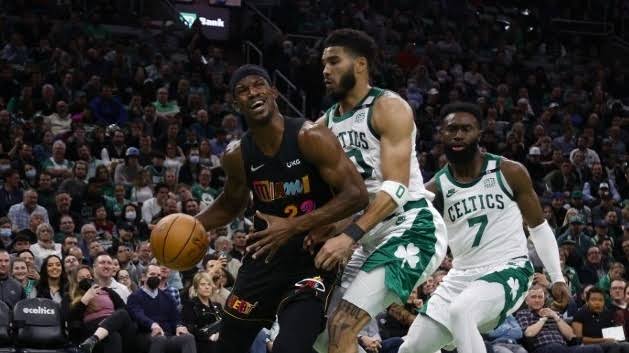 smallballbr's tweet photo. Jimmy Butler vem sendo um dos melhores performers da pós temporada. Extremamente curioso pra ver como será o desempenho dele contra a defesa de Boston.

Na teoria o matchup é tenebroso. Celtics é longo-atlético e vimos o quanto ele sofreu lidando com isso na varrida p/ Bucks. https://t.co/3mBsPPX76W