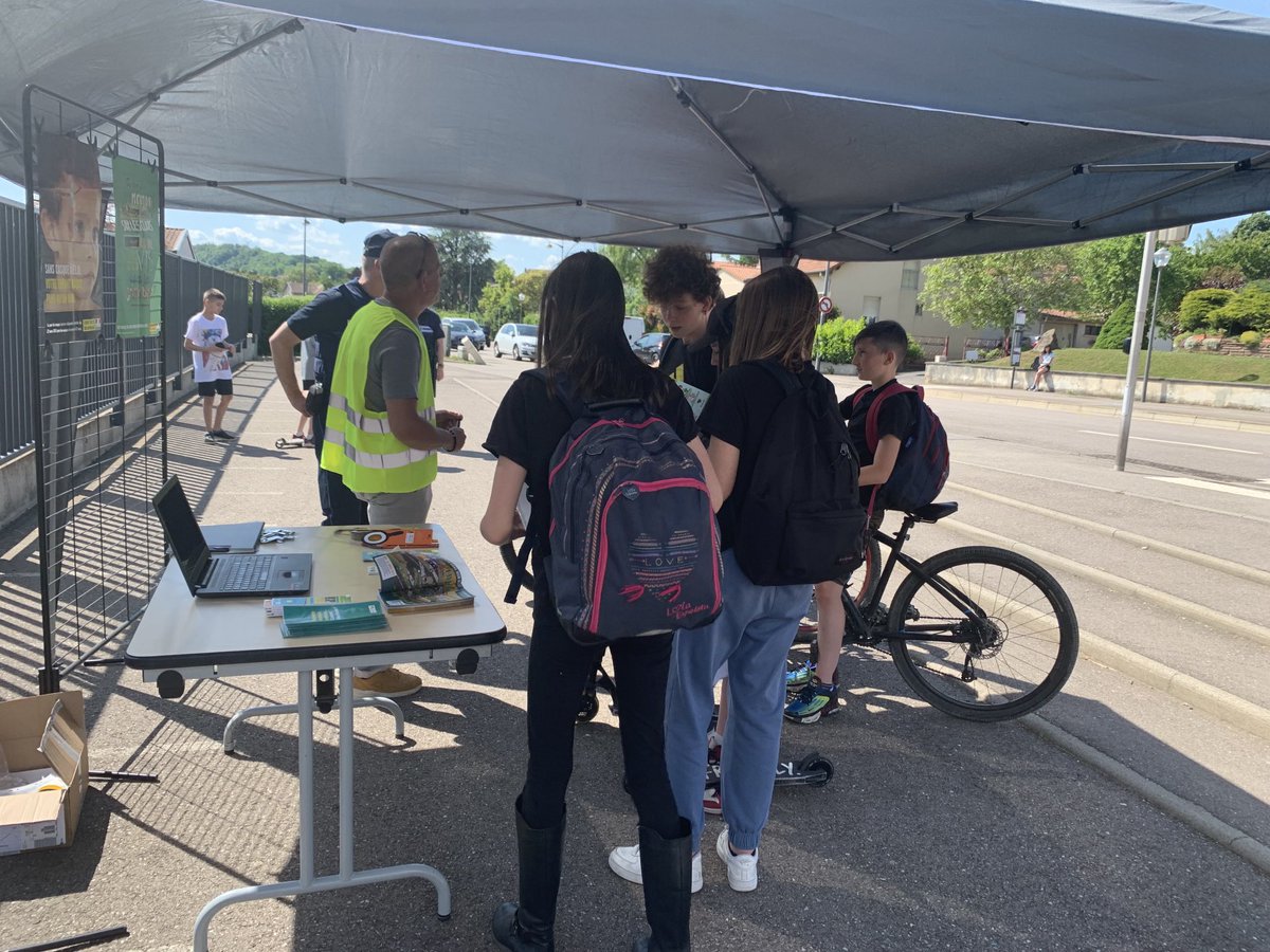 College54's tweet photo. Sensibilisation à la sécurité en 2 roues 🛴  🚲 pour venir au collège. Merci à la Police Intercommunale du ⁦@bassinpompey⁩ pour leur partenariat.
Casque, gants recommandés et déclaration à l’assurance habitation pour une trottinette électrique https://t.co/TW3ELMI32M