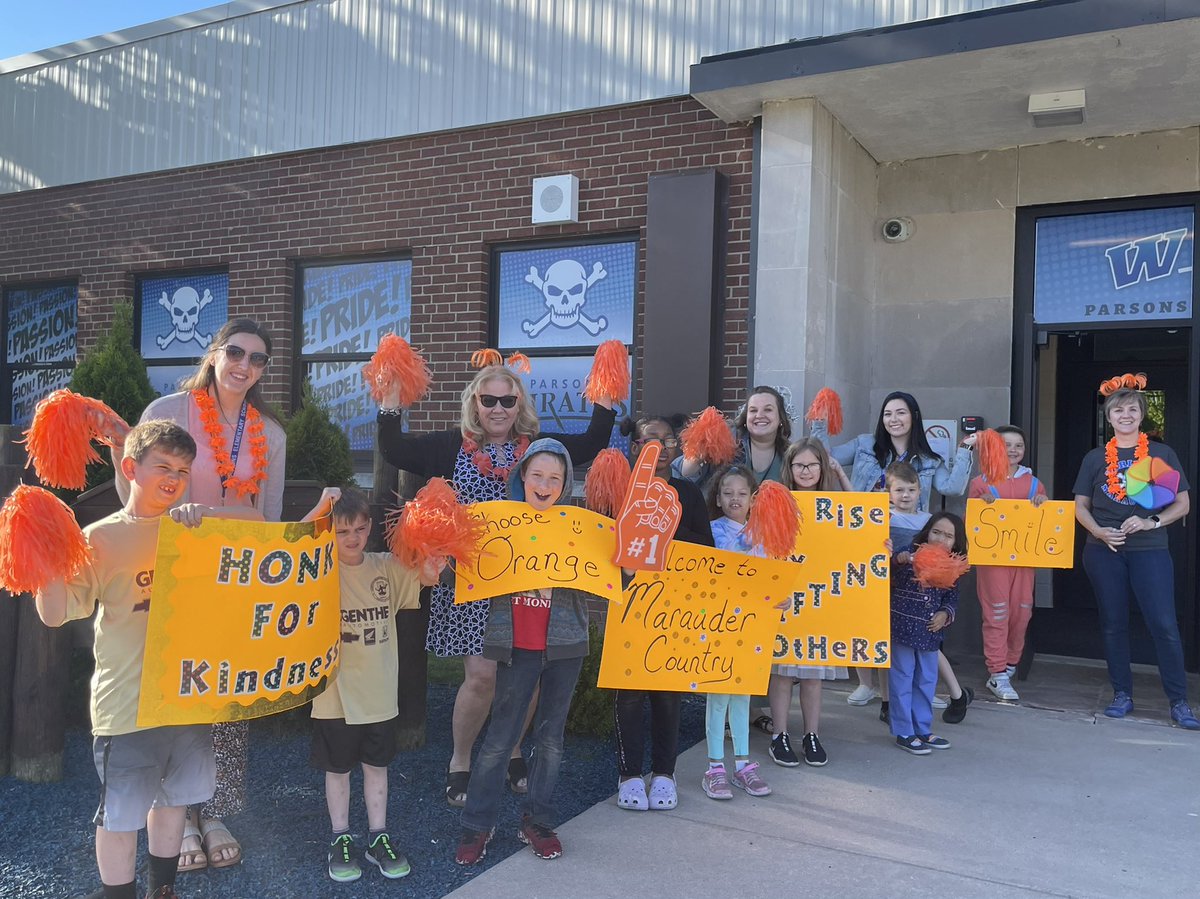 villak_villa's tweet photo. When you surprise your families with a little joy and ORANGE for a Terrific  Tuesday morning greeting! @orangefrogpond4 @Joe_Sanfelippo #honkforkindness #choosingjoy #TerrificTuesday #firstdayofschoolfeeling @casas_jimmy @superGSD https://t.co/1g5mMtHo7A