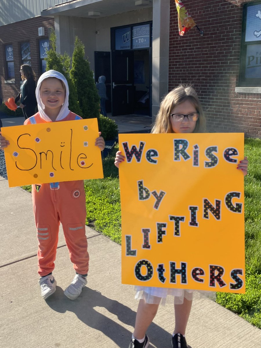 villak_villa's tweet photo. When you surprise your families with a little joy and ORANGE for a Terrific  Tuesday morning greeting! @orangefrogpond4 @Joe_Sanfelippo #honkforkindness #choosingjoy #TerrificTuesday #firstdayofschoolfeeling @casas_jimmy @superGSD https://t.co/1g5mMtHo7A