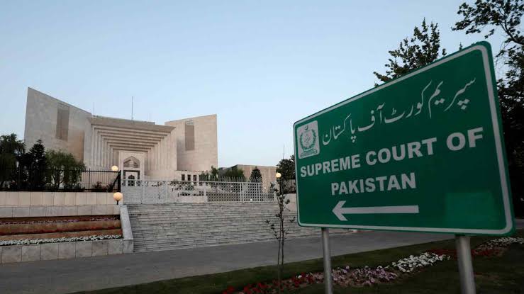Law_SILC's tweet photo. Interpretation of article 63-A: Votes of dissident members cannot be counted, Supreme Court of Pakistan announced majority verdict of 3:2.
63(A) cannot be interpreted in isolation, SCP.
Matter of disqualification left on Parliament. https://t.co/RteOWkaUcb