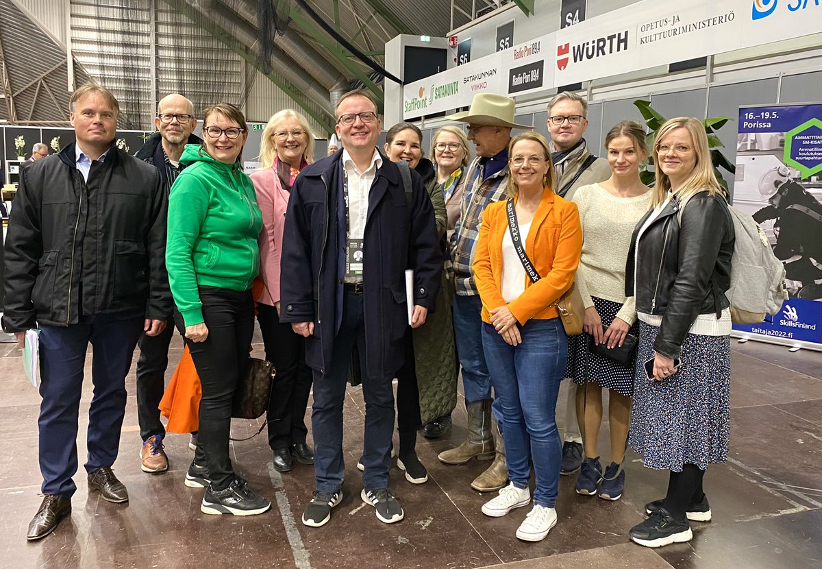 satuagren's tweet photo. Tänään @amke_ry hallitus ja toimiston väki vierailulla #Taitaja2022 @Porikaupunki. Upea kattaus eri alojen #ammatillinenkoulutus huippuosaamista ⭐️⭐️⭐️ https://t.co/gIXK8adky3