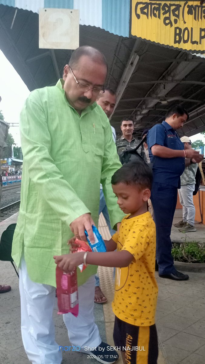 Najibul_CSC's tweet photo. আজ কলকাতা যাবার পথে বোলপুর স্টেশনে আদর ও ভালোবাসা দিচ্ছেন লাভপুর বিধানসভার আমাদের প্রিয় MLA রানা দার সাথে আমার ছেলে নেহান #TMC #Birbhum #MLA #Labpur #Tmcp https://t.co/w3jCxYpyB8