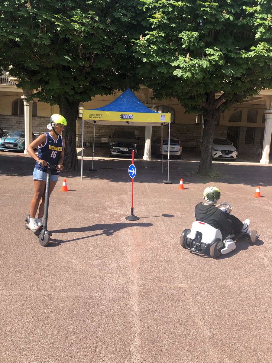 YaeleGADDICTION's tweet photo. 🛣 Le village #SecuriteRoutiere, au Lycée Massena, à #Nice06, pour sensibiliser aux risques routiers.

🛣 L’équipe @GADDICTION06 a invité 370 de jeunes à s’essayer aux trottinettes électriques, au kart, et au segway. 🚘 https://t.co/W9WrVayeb7