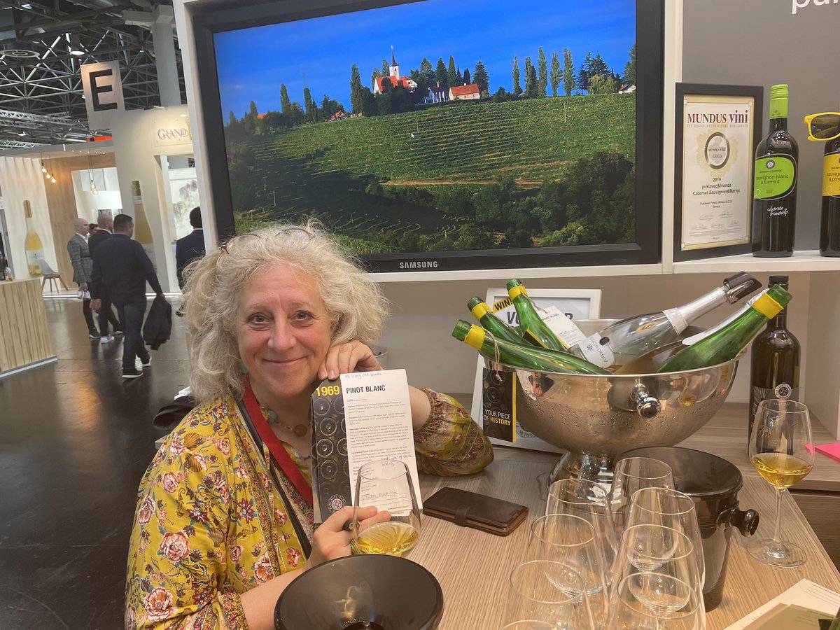 Look at wonderful <a href="/LizGabayMW/">Elizabeth Gabay MW 🍷🌹🌿🌍🌈🌎🦋🌏</a> trying our fantastic archivewines🤩