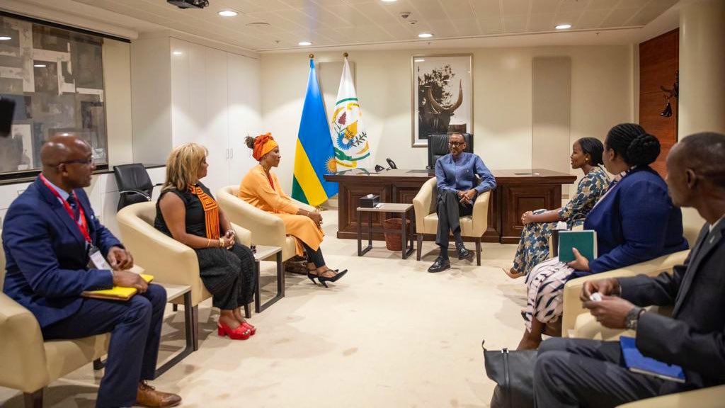 ahunnaeziakonwa's tweet photo. I am honored to have met HE President @PaulKagame on the sidelines of the #SEforALL Forum.

@UNDP is pleased to be working together with #Rwanda in building a #FutureSmartAfrica https://t.co/ru9fFlrNVH