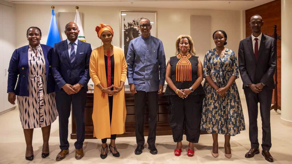 ahunnaeziakonwa's tweet photo. I am honored to have met HE President @PaulKagame on the sidelines of the #SEforALL Forum.

@UNDP is pleased to be working together with #Rwanda in building a #FutureSmartAfrica https://t.co/ru9fFlrNVH