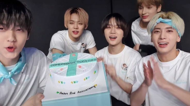 yeonfarie's tweet photo. the best txt cakes https://t.co/UYS2Pamvsd