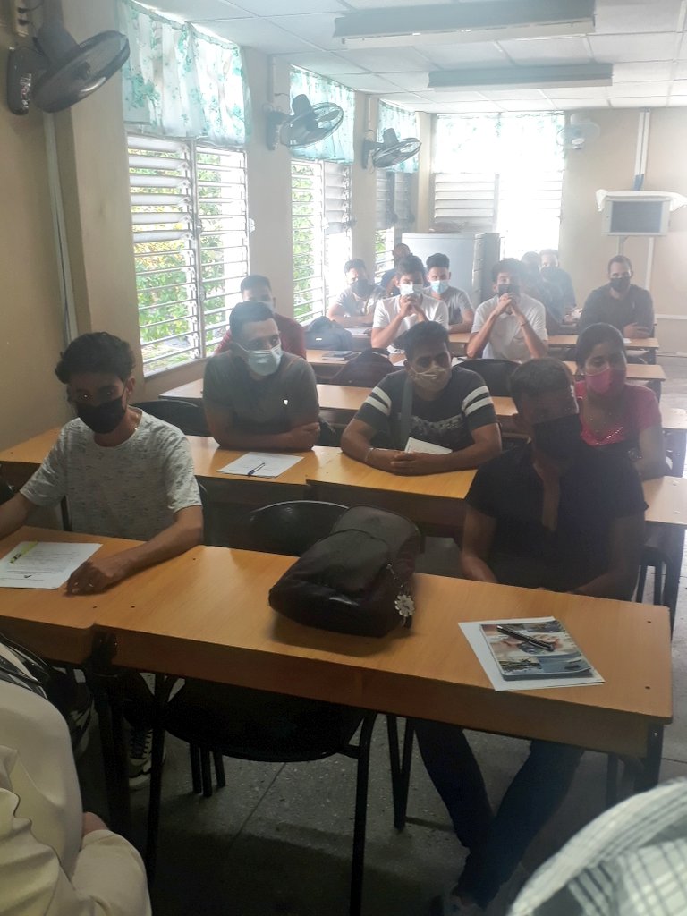 AriannaCV2's tweet photo. #AduanadeCuba Sostuvo encuentro Jefe de la @AduanaCuba con estudiantes del nuevo Curso de Oficial de Aduana en No Comercial, en la #AduanaMatanzas. Insistió que un aduanero ante todo debe tener convicción revolucionaria y recordar su historia. #SomosContinuidad #CubaViveYTrabaja https://t.co/V6n23icxdM