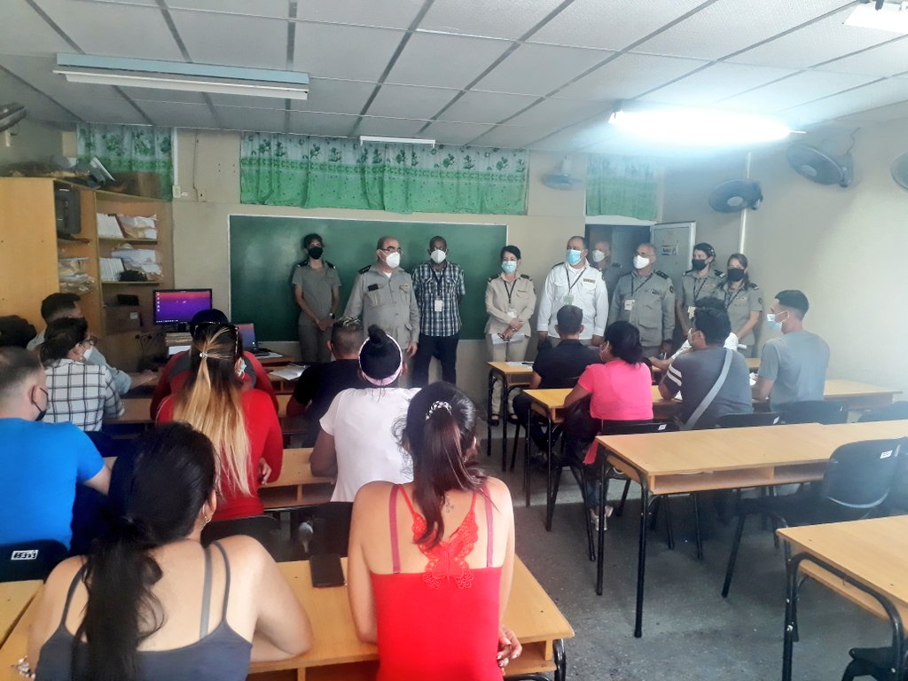 AriannaCV2's tweet photo. #AduanadeCuba Sostuvo encuentro Jefe de la @AduanaCuba con estudiantes del nuevo Curso de Oficial de Aduana en No Comercial, en la #AduanaMatanzas. Insistió que un aduanero ante todo debe tener convicción revolucionaria y recordar su historia. #SomosContinuidad #CubaViveYTrabaja https://t.co/V6n23icxdM