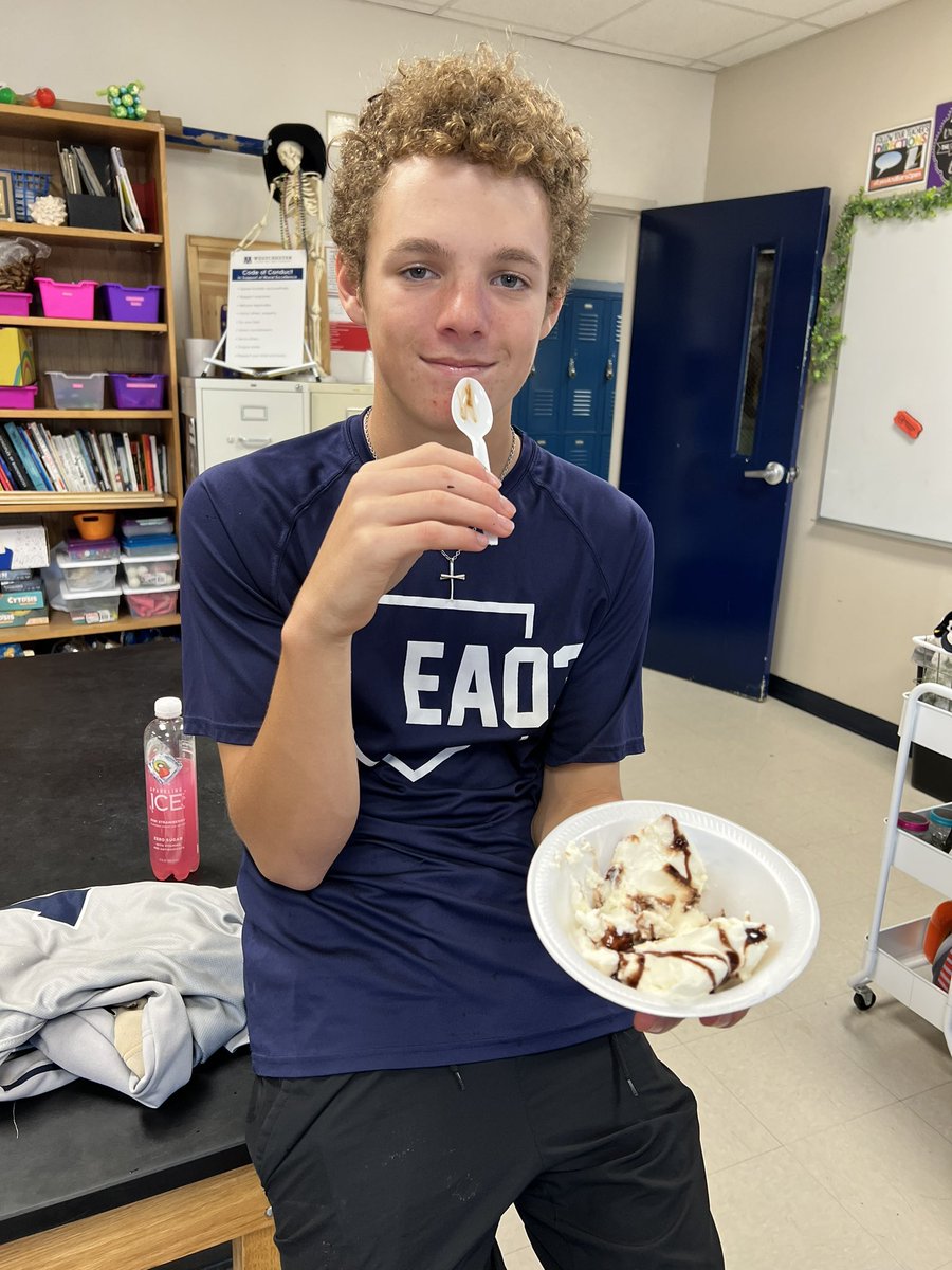 WCDS_Science's tweet photo. I scream, you scream, we all scream for ice cream🍦8th grade ice cream day is the best day. They tested freezing points and phase changes to make a yummy reward for a great year in science! #WCDSScience #WCDSGrade8 #WCDSMiddleSchool https://t.co/PoUHMQ9Zdr