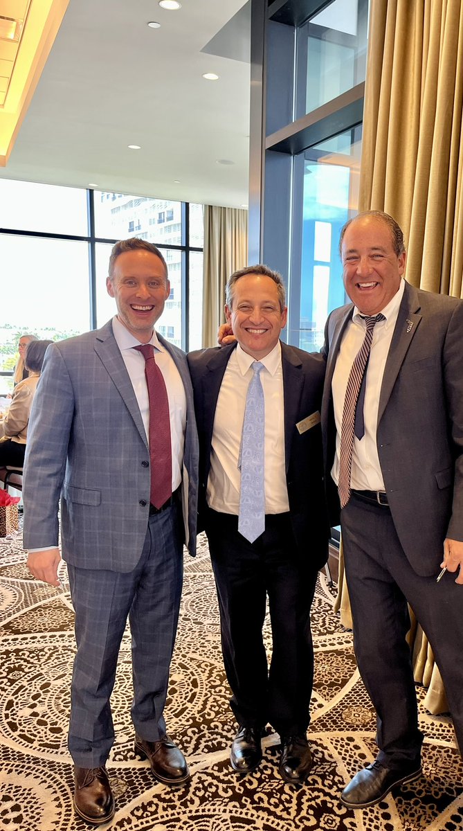 WhiteCollar_Law's tweet photo. Great to get together again for the @federalbar PBC Ch Ryskamp Award lunch. Congrats to this year’s honoree, Angela Noble, Clerk of Court for the SD of Fl, who gave a memorable acceptance speech that got a standing ovation.@TheFlaBar @uscourts
#barevents
#federalpractice https://t.co/Wbjl57bMrZ