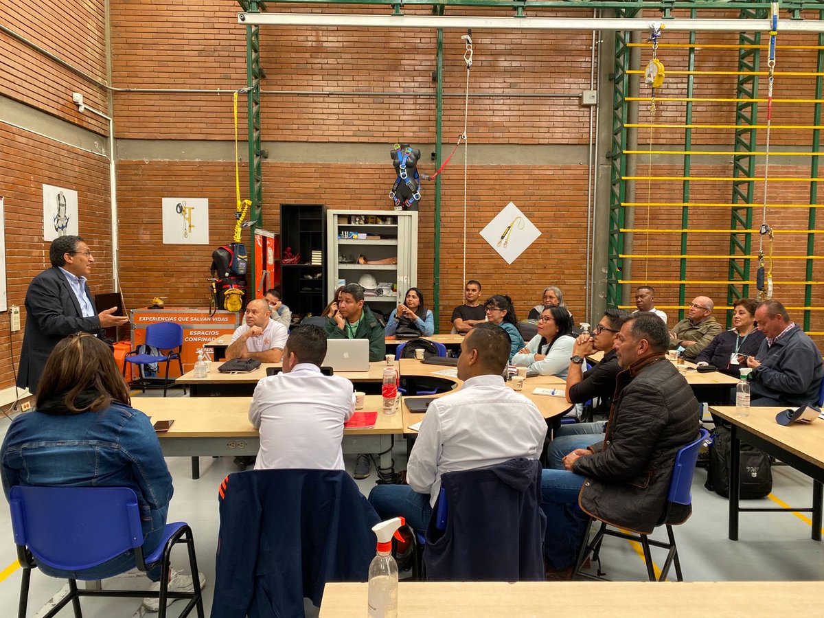 fabiohero1's tweet photo. A esta hora estamos en el lanzamiento del curso de actualización de Instructores de trabajo seguro en alturas a nivel nacional junto con el @MintrabajoCol #SENA @SENADttoCapital @SENAComunica https://t.co/wyGQL5C58M