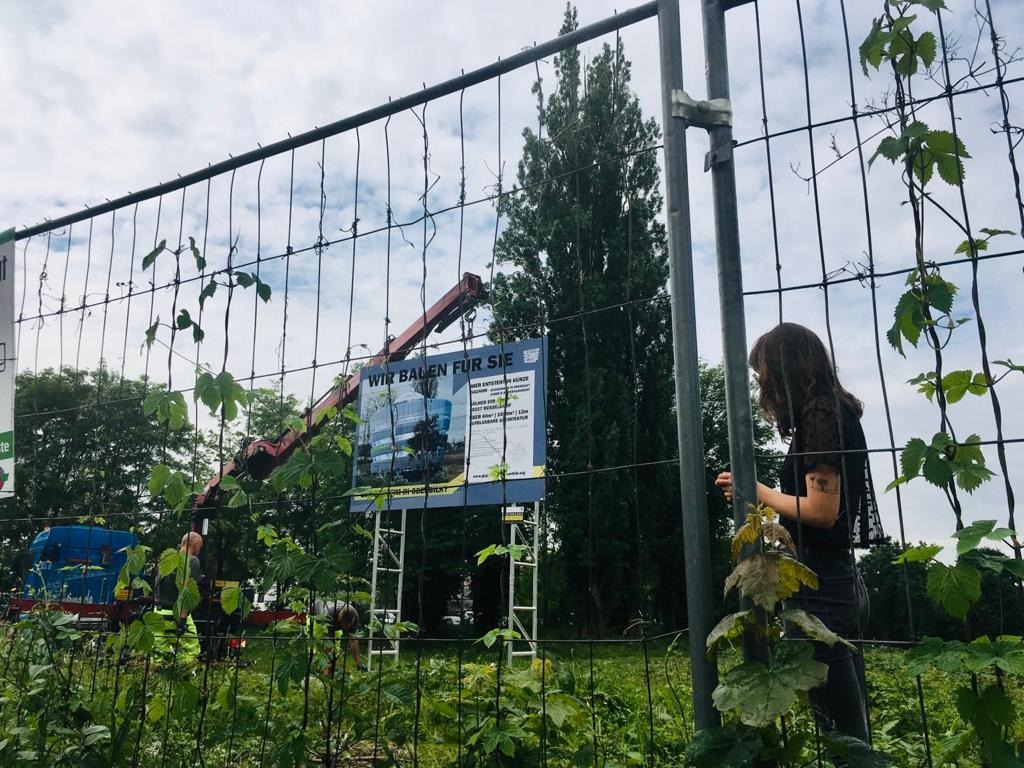 impulse_theater's tweet photo. Wir bauen für euch! 

Die Künstler*innen von God’s Entertainment bauen auf einer Brache an der Kölner Straße in Düsseldorf das „Guggenheim in Oberbilk?“. Unser diesjähriges STADTPROJEKT. 
Ab dem 10. Juni könnt ihr es besuchen. 
https://t.co/lXwdFO0Hcj https://t.co/CodoEOOkhX
