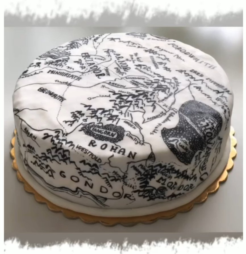 Northbluegirl's tweet photo. Mi cumple es el mes que viene, qué mejor para celebrar los 25 que una tarta de El Señor de los Anillos. https://t.co/XycMEQsfKz