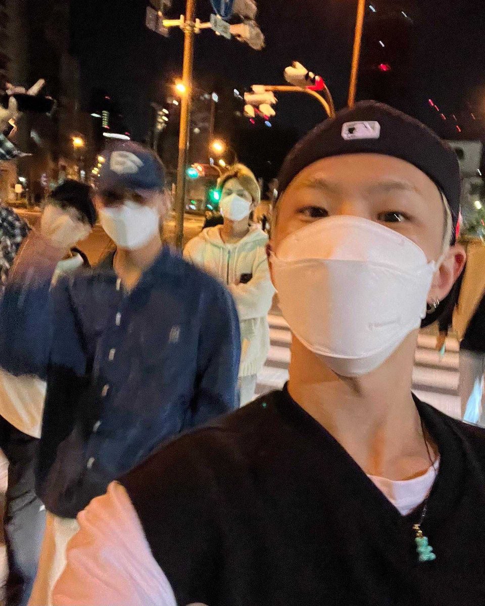 Mi_Ju17's tweet photo. 💎: seungkwan-ah el que lleva una gorra azul en la foto que subió hoshi en twitter, es vernon o shua?
🍊: es shua-hyung, es shua, yo, jun y hoshi
🤭
@pledis_17 #SEVENTEEN #세븐틴 https://t.co/NTC9UIeUQG