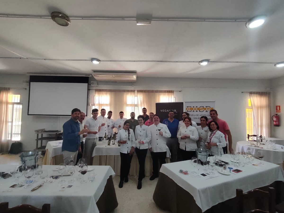 EHSanRoque's tweet photo. Fantástica cata en nuestra escuela de la mano de Cristóbal Ocaña y  @BodegasVegamar a quién agradecemos su predisposición para la formación de nuestro alumnado. https://t.co/cibIM1QIg3