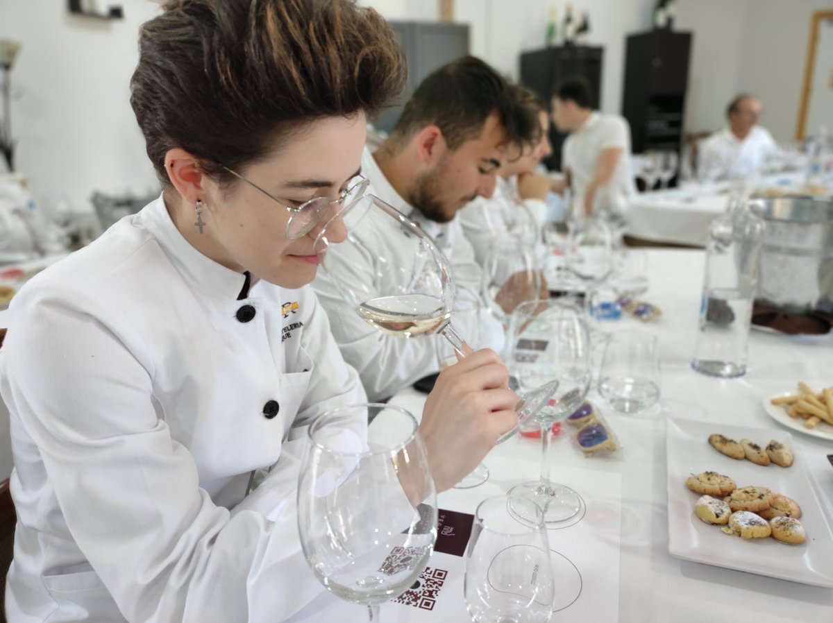 EHSanRoque's tweet photo. Fantástica cata en nuestra escuela de la mano de Cristóbal Ocaña y  @BodegasVegamar a quién agradecemos su predisposición para la formación de nuestro alumnado. https://t.co/cibIM1QIg3