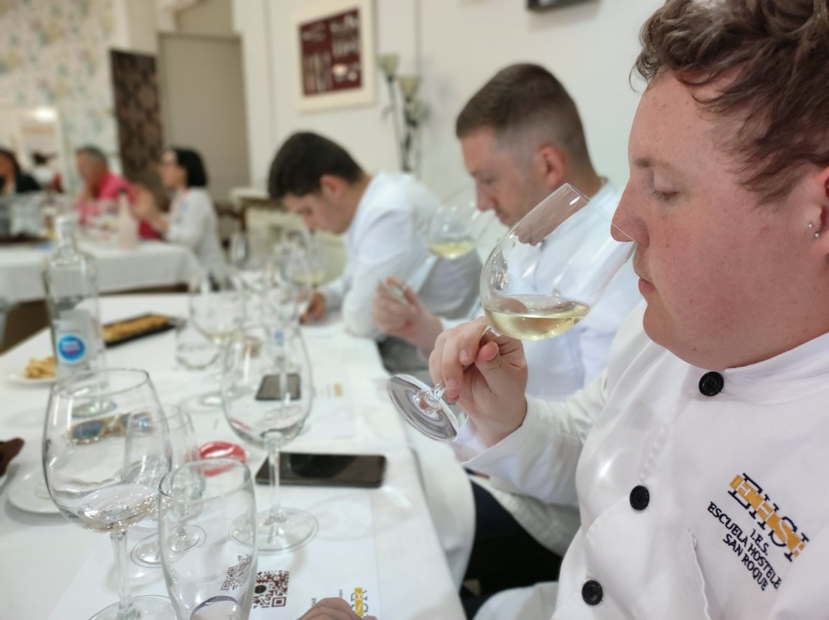 EHSanRoque's tweet photo. Fantástica cata en nuestra escuela de la mano de Cristóbal Ocaña y  @BodegasVegamar a quién agradecemos su predisposición para la formación de nuestro alumnado. https://t.co/cibIM1QIg3