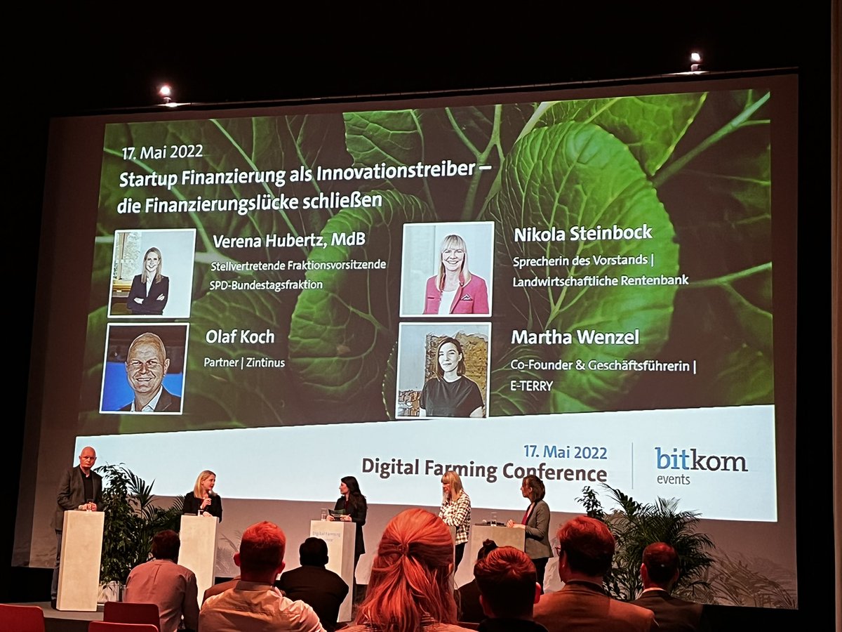 NorbertLemken's tweet photo. Zukunftsorientierte Panels bei der #dfc22 zur #Digitalisierung in der #Landwirtschaft und #Ernährungswirtschaft. Viele digitale Lösungen existieren schon, doch bei der Vernetzung hakt es noch!
#Innovation #carbonfarming #Nachhaltigkeit
#DigitalFarmingConference https://t.co/UbKFODIQlJ