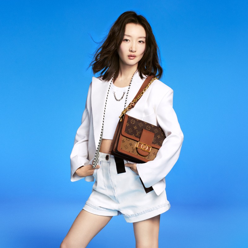 LouisVuitton's tweet photo. Emblematic details. Showcasing #LouisVuitton’s signature motif, the #LVDauphine has become distinctively recognizable thanks to its combination of Monogram and Monogram reverse canvas. Discover the campaign starring #EmmaStone, @DeepikaPadukone, and #ZhouDongyu.