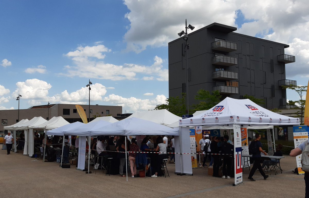 yannvelly's tweet photo. Grand succès pour cette 2ème édition de la Caravane de l'Emploi !Aujourd'hui auprès des habitants du quartier Orgeval, toutes les informations assemblées en un seul lieu sur les formations et l'accès à  l'emploi pour toutes et tous #Citedelemploi @VilledeReims https://t.co/VkojfQvqNS