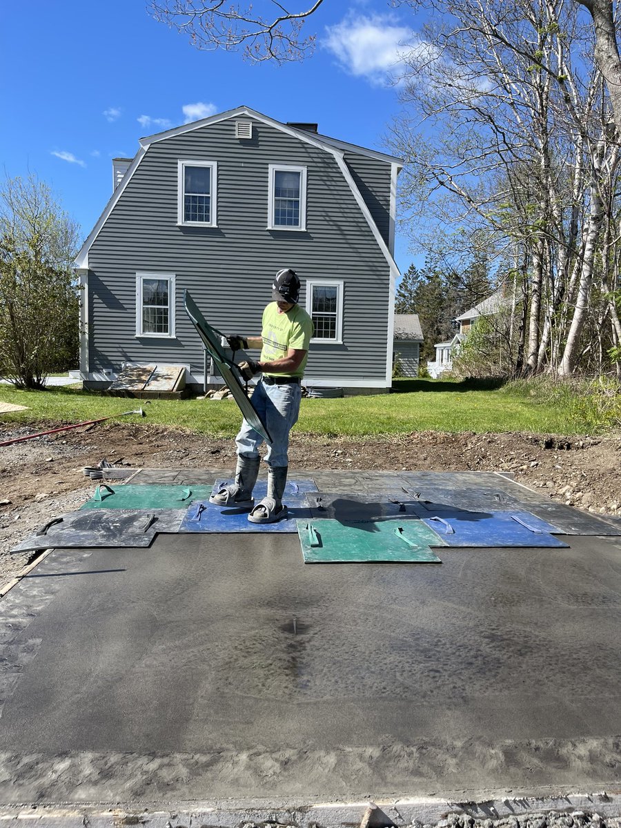 CreteExpert's tweet image. Who else loves pouring with a view? ☀️🌊 #everythingaboutconcrete #mikedayconcrete #stampconcrete
