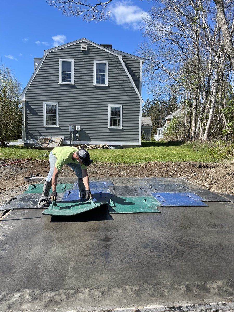 CreteExpert's tweet image. Who else loves pouring with a view? ☀️🌊 #everythingaboutconcrete #mikedayconcrete #stampconcrete