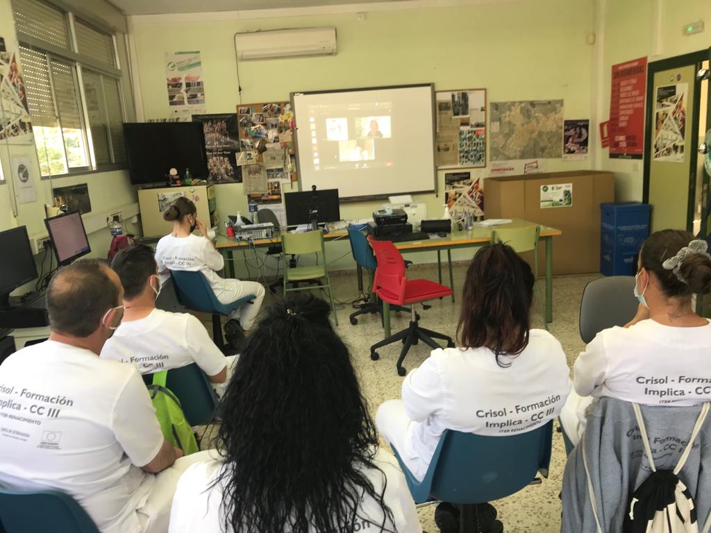 nccaldeamoret's tweet photo. Participando desde el Centro de Competencias Digitales de Cáceres Aldea Moret en la interesante "Conexión con Expertas" que nos esta impartiendo @loretahur #ExperienciasTIC #Diadeinternet #ddi2022 #patextremadura https://t.co/lTcYJanv5B