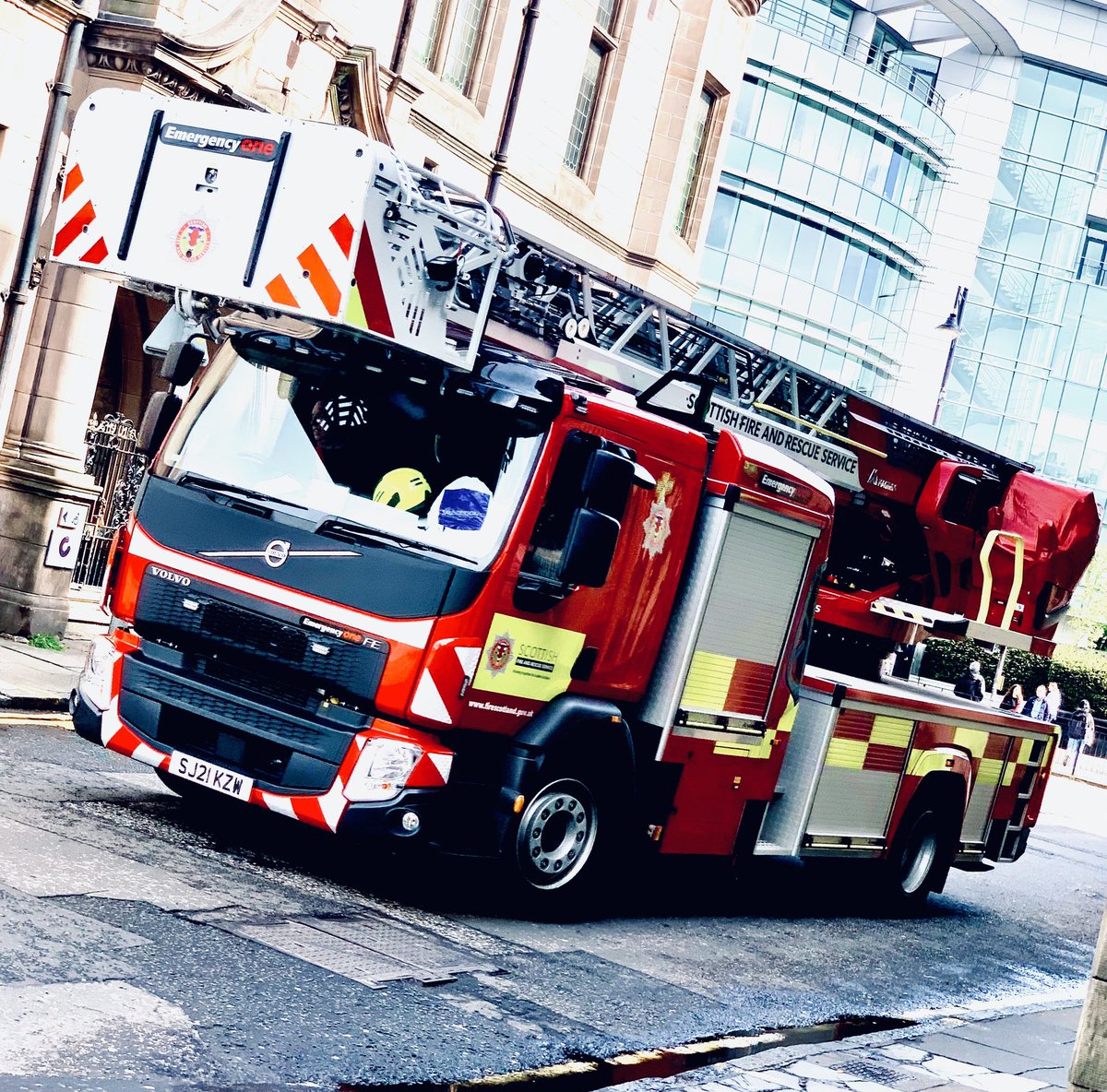 MikeyRanaldi87's tweet photo. @scotfire_Edin just wanted to share this photo I took of the TL returning to tollcross  for station #edinburghfire #scottishfireandrescue #firefighters #trueheros https://t.co/q5i5YGbUrY
