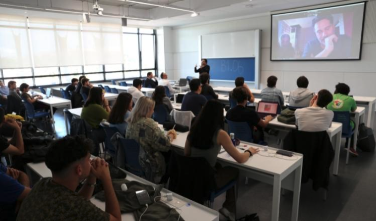 LoyolaAnd's tweet photo. El cantautor David de María charla con los estudiantes del grado en Creación y Producción Musical sobre cómo gestionar la carrera en el mundo discográfico @DavidDeMaria  https://t.co/cHkBnZNmIN #LoyolaGrados #LoyolaMúsica https://t.co/GIKnUQH4Tk