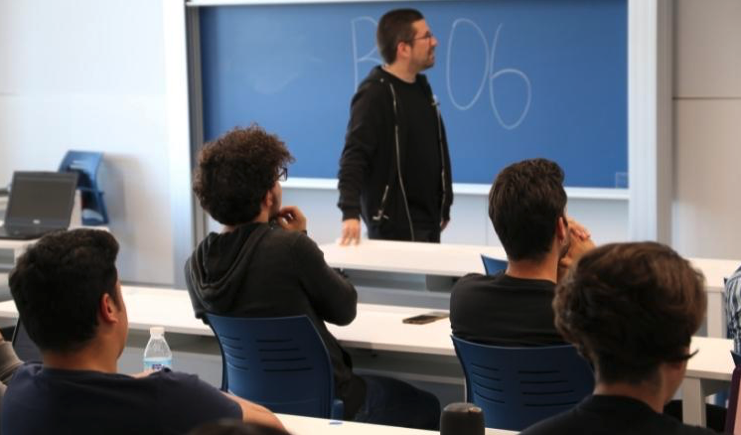 LoyolaAnd's tweet photo. El cantautor David de María charla con los estudiantes del grado en Creación y Producción Musical sobre cómo gestionar la carrera en el mundo discográfico @DavidDeMaria  https://t.co/cHkBnZNmIN #LoyolaGrados #LoyolaMúsica https://t.co/GIKnUQH4Tk