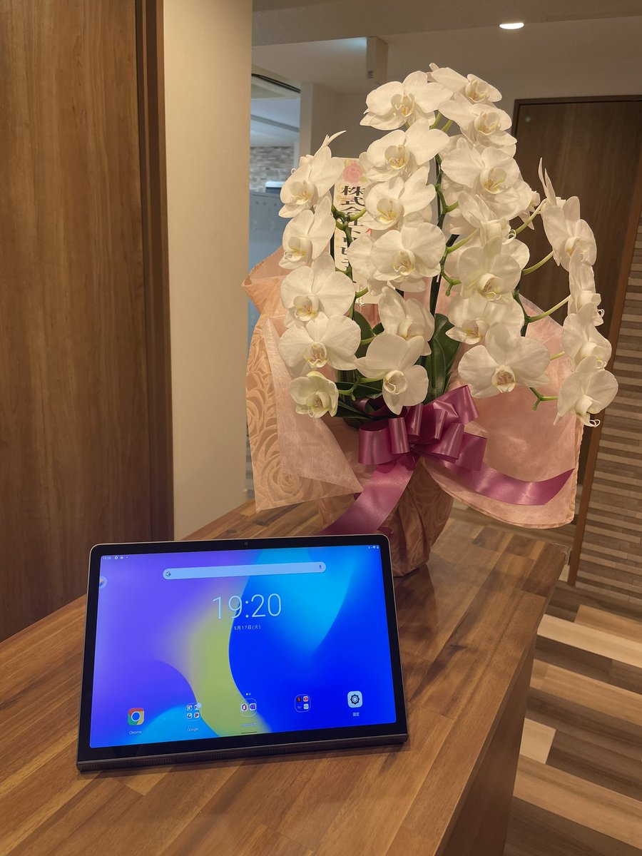 flatbase_kobe's tweet photo. 受付にタブレットを設置しました📱

当事業所では業務効率向上、利用者さんの就労意欲向上等を目的としてICTを活用しています！

入り口のカウンターでは、これを使って利用者さんの出勤管理を行います💡

#就労継続支援B型事業所
#フラットベース
#神戸市
#障害福祉サービス
#リクルート
#knowbe
#ICT https://t.co/x06jLoxBlK