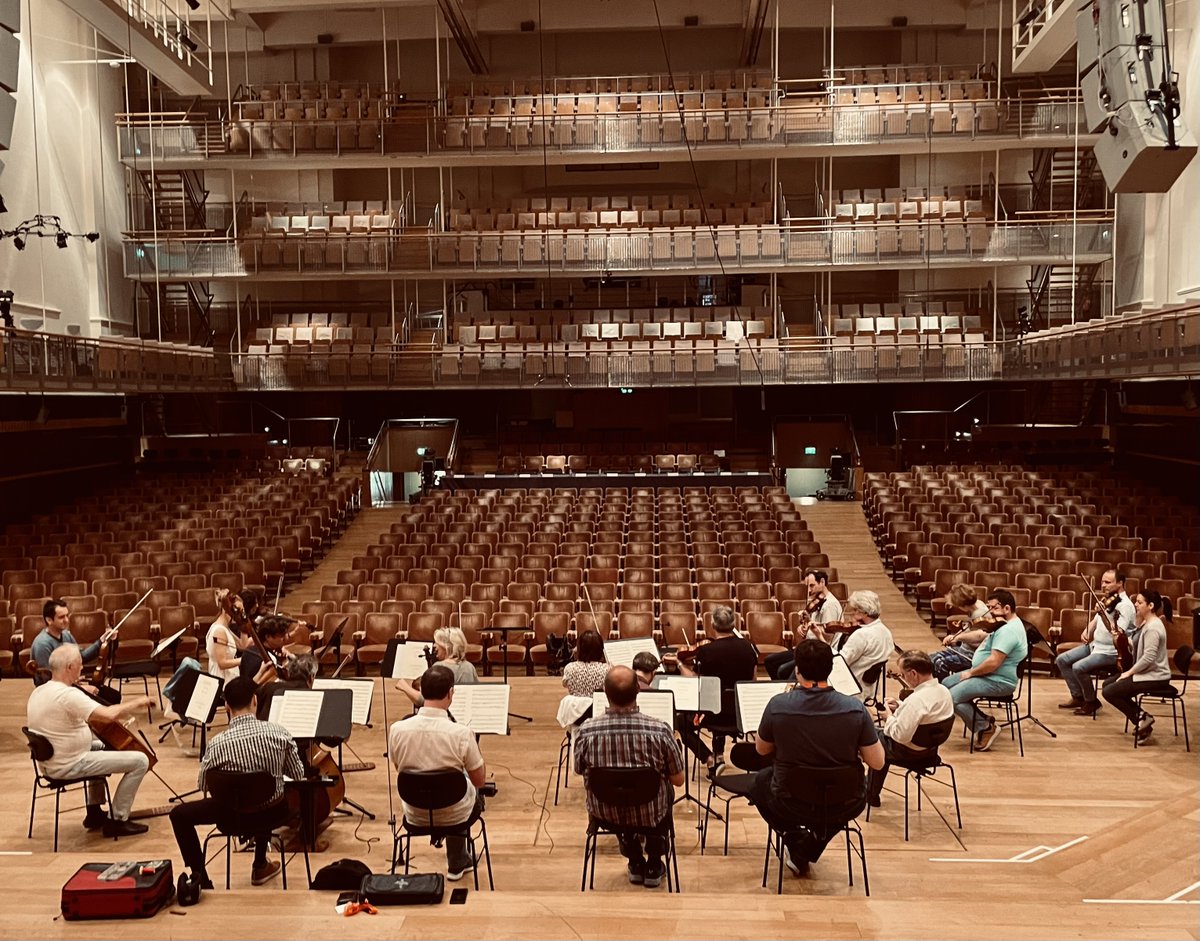 Orcw_contacts's tweet photo. Concours Reine Elisabeth 2022, demi-finales
🎻Répétition le matin avec les 4 candidats que l'orchestre accompagnera le lendemain, à 15h et à 20h. 
🎻Sur scène à 15 et 20h, avec les 4 candidats avec qui il a répété hier matin.
💪12 interprétations de 2 concertos sur 1 1/2 jour 👏 https://t.co/8KqBHPcCiC