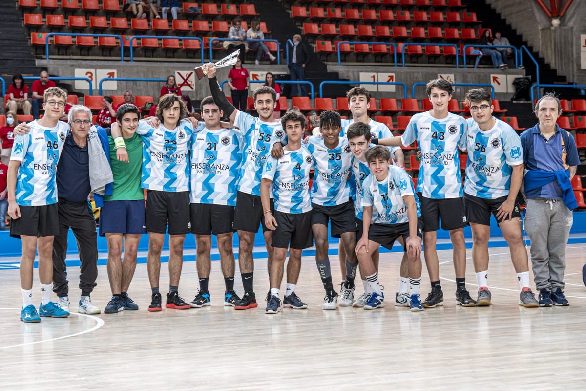 FCYLBM's tweet photo. JUVENIL MASCULINO COPA 🥇
🔝🔝🔝
El juvenil de La Enseñanza, dirigido por Carlos Colmenero, se proclamó campeón de la Copa Oro.
👏👏👏
¡GRAN TRABAJO, CHICOS!
#cylesbalonmano #handballkids #balonmano #handballpassion https://t.co/hcPHwcdyad