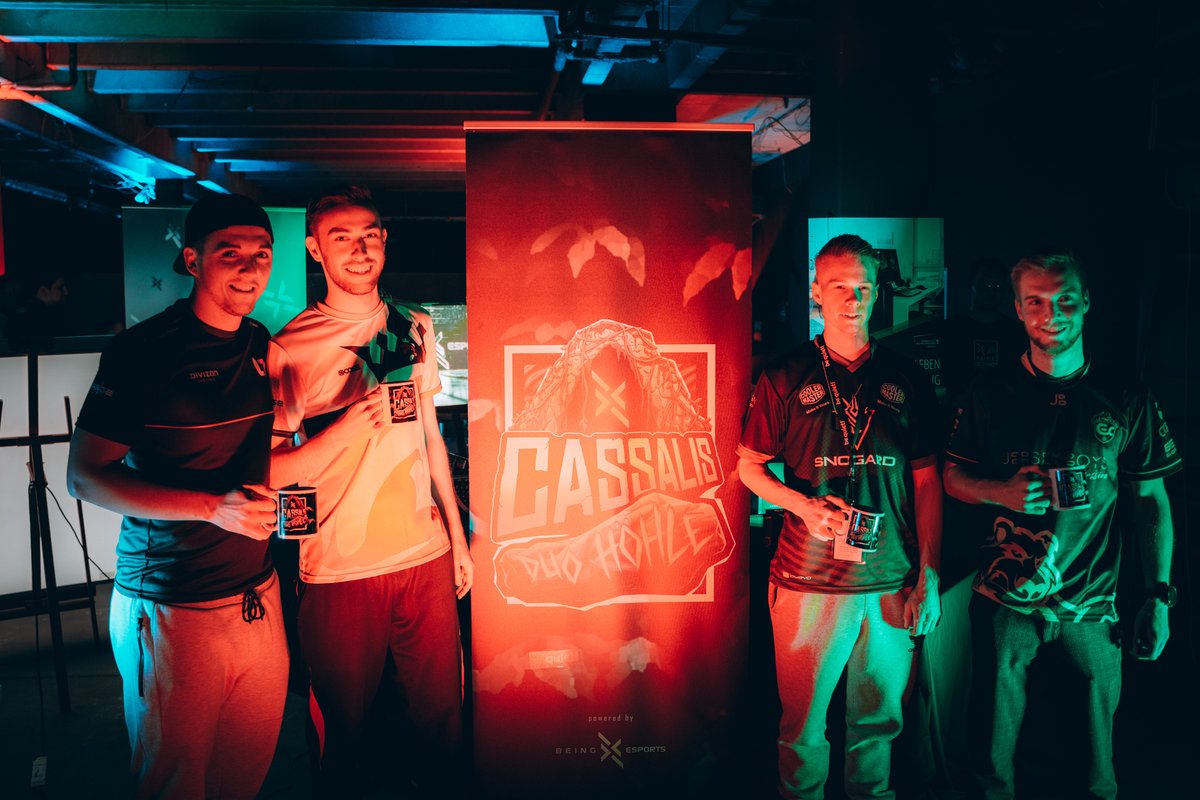 Vier Jungs, die allesamt fast so gut PUBG spielen, wie sie aussehen. 😈

Für <a href="/BeerNoFearPUBG/">Beernofear</a> <a href="/ZoccerPUBG/">Zoccer</a> <a href="/Carlo1997PUBG/">Carlo1997</a> und <a href="/_Sm4llT4lk/">Sm4llT4lk</a> hat es in der Offline Höhle zwar nicht für einen 1. Platz gereicht, den MVP Titel konnten sie sich dennoch gönnen.

GG WP

#RCADIABATTLEGROUNDS