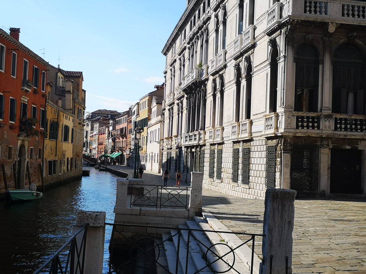 Hidden corners of #Venice, in the #Cannaregio district! Angoli nascosti di #Venezia, nel sestiere di Cannaregio!

#maisongiusyvenezia  #guesthouse #italy #italyvacation #accomodation #hotelinvenice #veniceholiday #guesthouseinvenice  #discovervenice #visitvenice #boutiquehotel