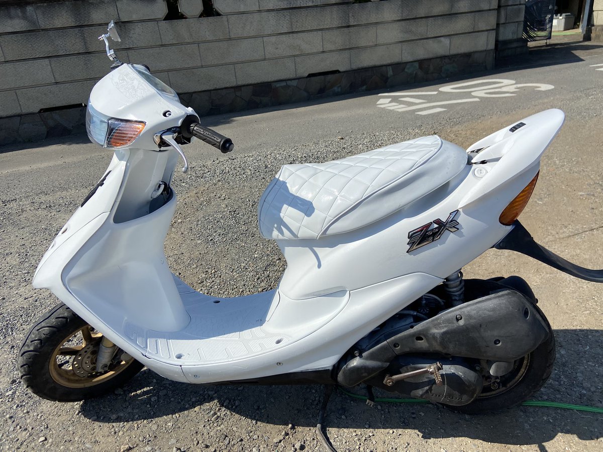 bikecustom6's tweet photo. 埼玉からZX売ります
黒と白があります。
エンブレムとエナメルシート
とミラー新品
不具合なし
書類あり
一括のみそれぞれ5万円
ご自宅までの配送手配可能。
関東なら直接届けます。
購入希望の方DMお願いします。

#拡散希望　#ZXZRエボZZ #原付　#バイク https://t.co/yv2k0f7OSz