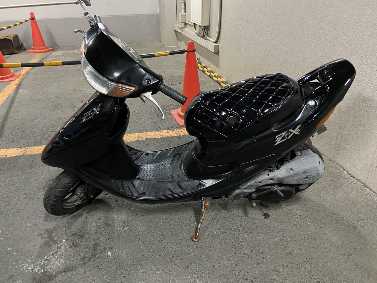 bikecustom6's tweet photo. 埼玉からZX売ります
黒と白があります。
エンブレムとエナメルシート
とミラー新品
不具合なし
書類あり
一括のみそれぞれ5万円
ご自宅までの配送手配可能。
関東なら直接届けます。
購入希望の方DMお願いします。

#拡散希望　#ZXZRエボZZ #原付　#バイク https://t.co/yv2k0f7OSz