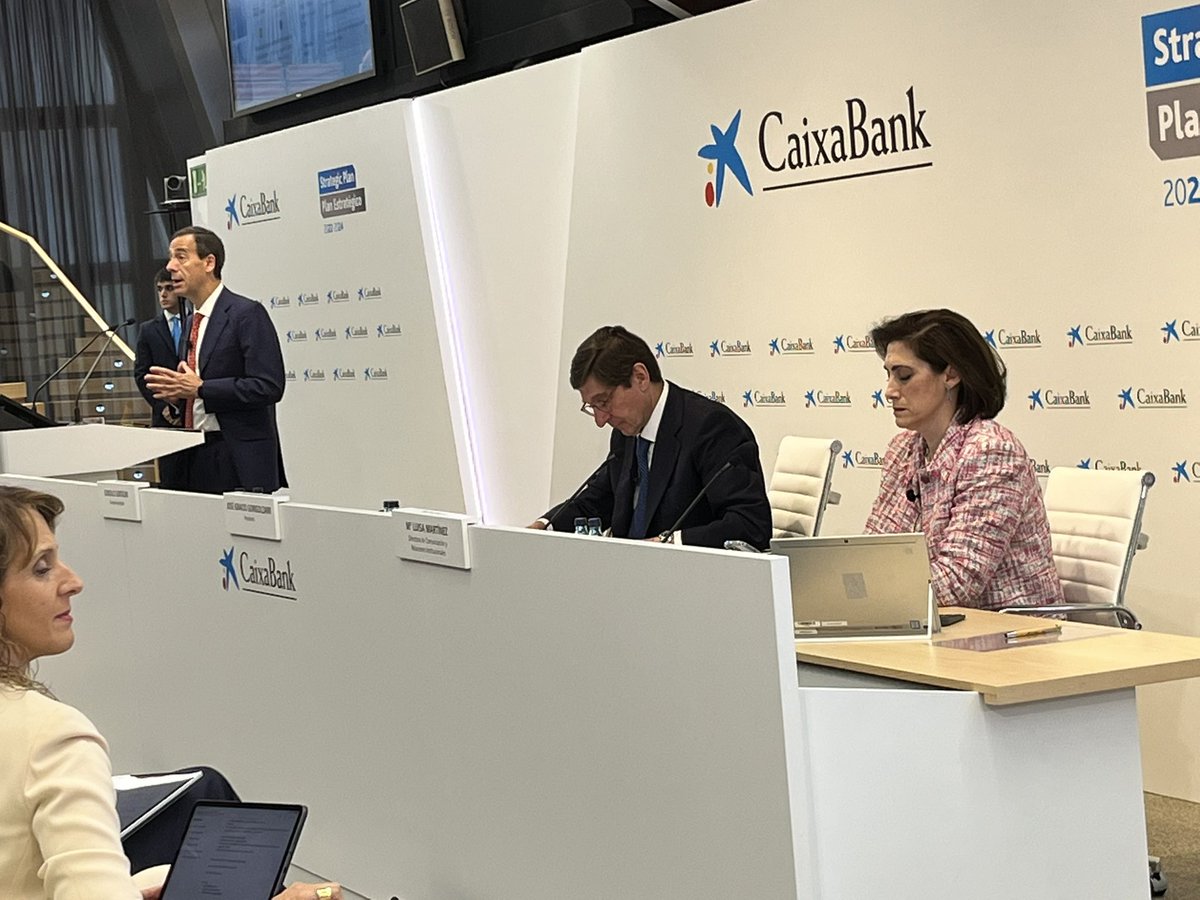 twmsant's tweet photo. Rueda de prensa para presentar el  #PlanEstratégico 2022-2024 de @caixabank cuyas prioridades se centran en ofrecer la mejor propuesta para clientes, mantener los modelos de atención y ser referente en sostenibilidad https://t.co/dpc8WNidrX