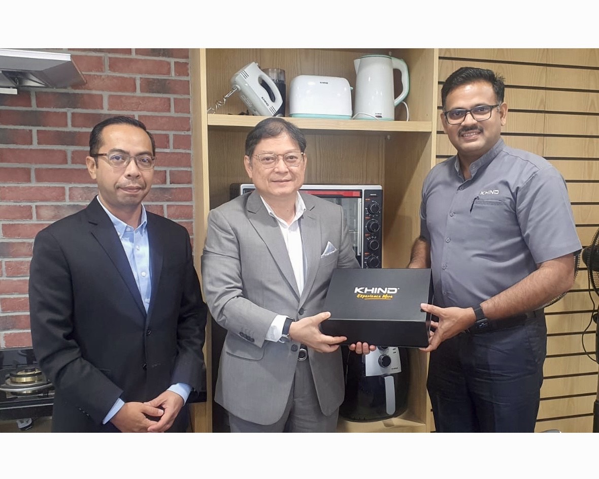 KhindME's tweet photo. It was an honor to host Mr. Omar Mohd Salleh, Malaysia's Trade Commissioner to the Gulf region, and Mr. Abu Bakar Yusof, Deputy Chief Executive officer, MATRADE, at our KHIND office. We had some great exchange of thoughts.
@matrade 
.
.
.
#khind #matrade #khindmiddleeast https://t.co/OIJLYBstno
