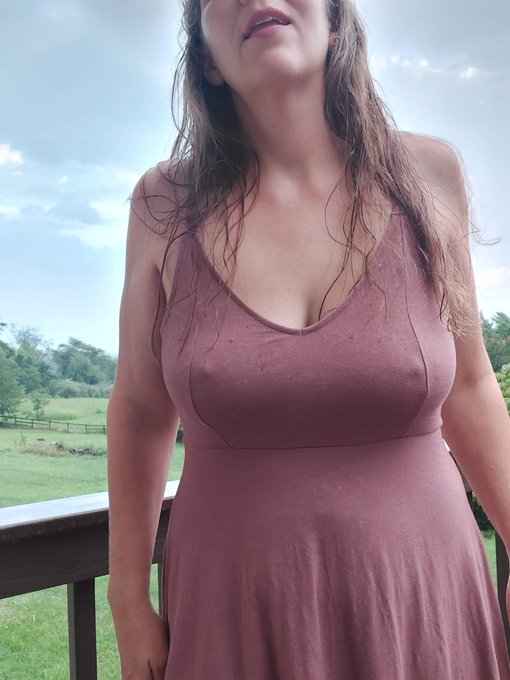 It sure is wet and chilli outside. Hopefully some could get me off and warm 🥺 https://t.co/hiRkBJ59C