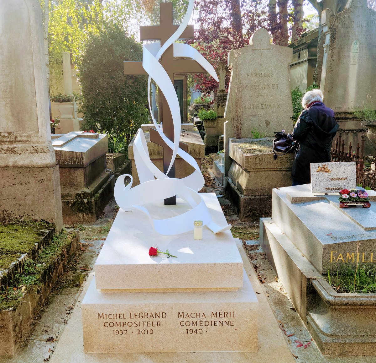 MichelleMoggio's tweet photo. Composer Michel Legrand - Pere Lachaise Paris #TheParisEffect #Paris #musiclover #PereLachaise #TheWindmillsofYourMind #OscarWinner #travel https://t.co/cvplMjUq0W