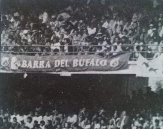 BARRABUFALO_MFC's tweet photo. ¡Azul Martes 1️⃣7️⃣ de Mayo de 2️⃣0️⃣2️⃣2️⃣!

La Barra del Búfalo colgó oficialmente su primer frente en el Estadio El Campín el domingo 17 de mayo de 1.992...

Ese día perdimos 2 goles por 3 ante Cúcuta Deportivo...

"17/05/1992 - 17/05/2022"

#Felices30AñosBarraDelBúfalo https://t.co/AwD2a0FT0B