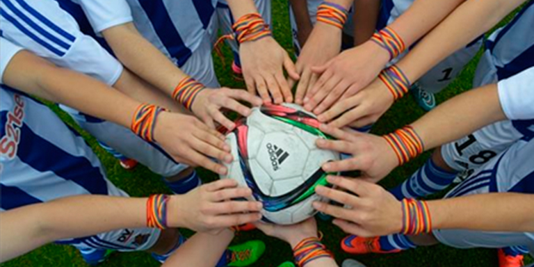 GipuzkoaKirolak's tweet photo. Hoy celebramos el día contra  la LGTBI+Fobia. #GipuzkoaKirolak lucha todos los días por la igualdad y respeto independientemente de la condición sexual y de género. Por un deporte guipuzcoano donde las barreras de género y orientación sexual dejen de existir 
#Gehitu https://t.co/XlO7w1n4eM