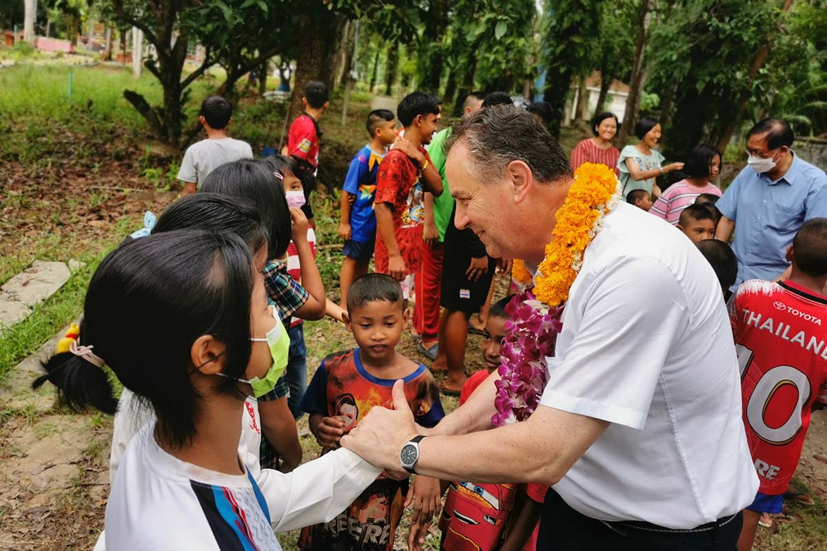 infoANS_FR's tweet photo. Thaïlande - « La Maison Don Bosco est votre maison. Toi aussi tu as un avenir : » le #RecteurMajeur à la Maison Don Bosco à #Bangsak
https://t.co/7XQACuFxrI https://t.co/QEXbRboA9a