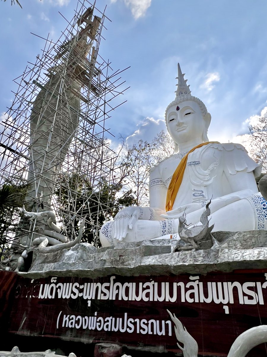 #タイ北部寺巡り
ピッサヌロークの山奥のお寺ワット・フワイヒンフォンでは大仏も建造中です。大仏自体は完成していて、その周囲の制作に入っている模様。巨大なナーガがまたカッチョよさそうですな! 