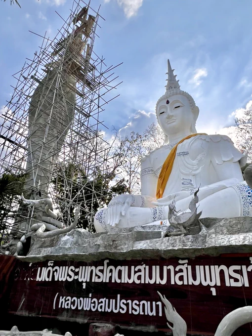 #タイ北部寺巡り
ピッサヌロークの山奥のお寺ワット・フワイヒンフォンでは大仏も建造中です。大仏自体は完成していて、その周囲の制作に入っている模様。巨大なナーガがまたカッチョよさそうですな! 